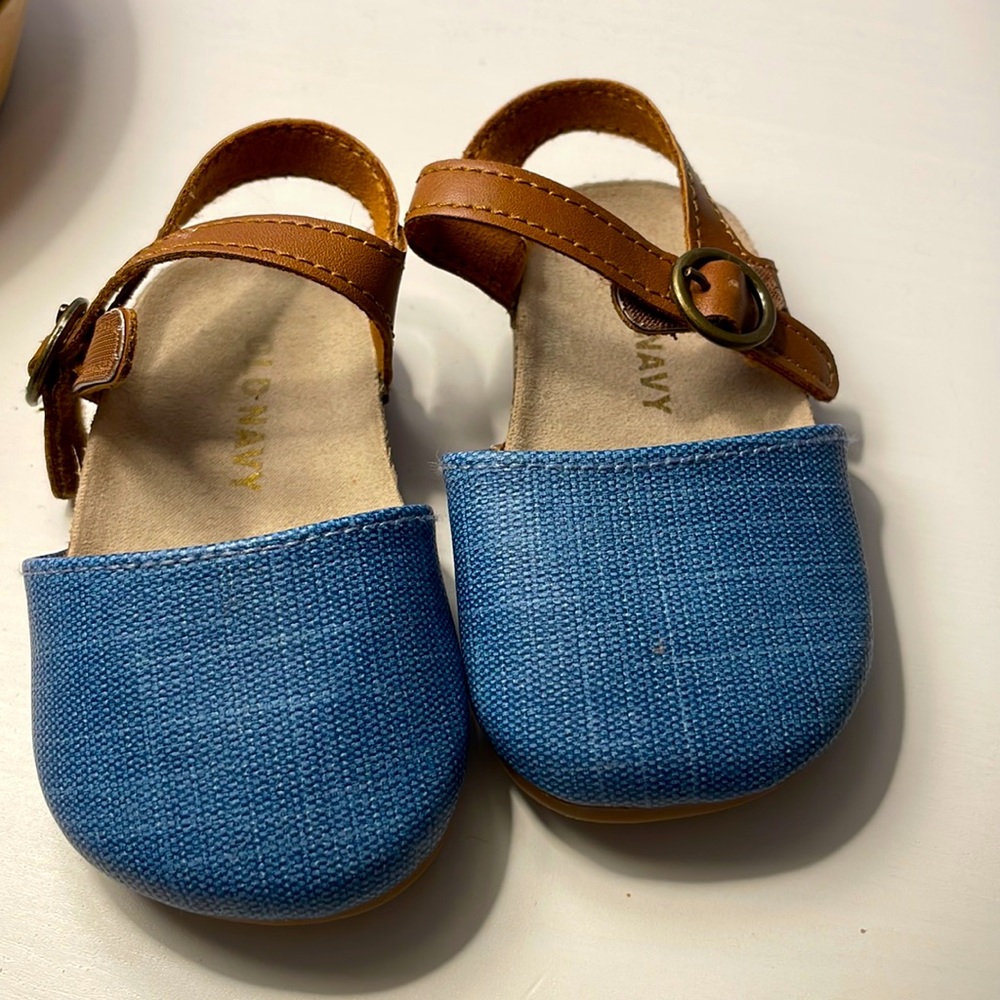 Old Navy baby girls strap on sandal, 6-12mo